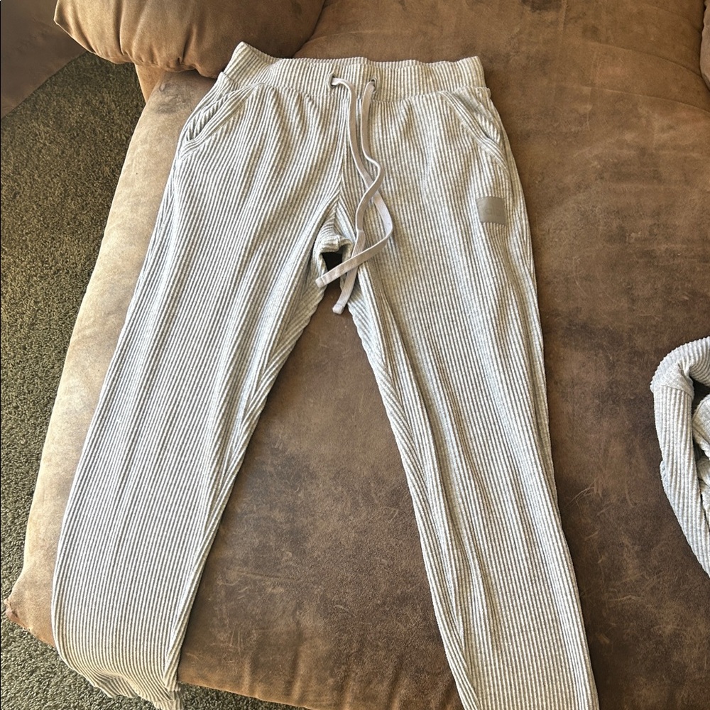 ALO Yoga Ribbed Drawstring Joggers - Light Gray